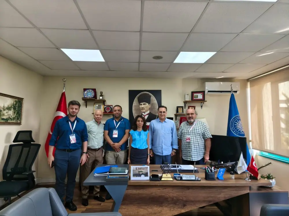 Ankara Teknokent Gn.Mdr. Güray Değerli ve Gn.Mdr.Yrd. Vedat Güçler Teknokent de Diş Protez Teknisyenliği uygulamalarına ait çalışma yapabilme için bilgi amaçlı ziyaret edildi.Ziyaret de 25 yıl Diş Protez Teknolojisi eğitimi veren ve yüzlerce öğrenci yetiştiren Prof.Dr.Perihan Oyar ve MEB Çalışma Grubunda AB Projeleri ile tanınan öğretmen Emre Çoruh teknokent yetkililerine ilginç önerilerde bulundu.Dernek Denetleme Kurulu üyemiz dijital teknoloji ile değişen diş protez teknolojisinde laboratuvar makinelerinin ve yazılımın önemini anlattı.